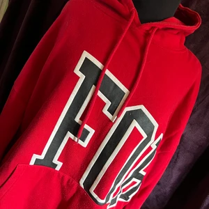 Hoodie - Hoodie i nyskick, tryck på framsidan som går längst sidan och bak på ryggen. Den är riktigt snygg och riktigt skön.  Storlek s, är oversize så passar bra på mig som är en m.  Tror nog den passar en liten L också!  