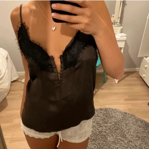 zara linne - gulligt mörkgrönt linne i satin från zara! saknar två spännen där fram men går lika bra att fästa med säkerhetsnål om man skulle vilja. 