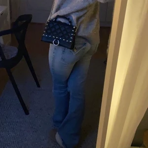 Väska med nitar - Väska från zara som inte säljs längre. Köpt för 400kr men säljer då jag tyvärr inte får så mycket användning för den längre. Väskan är sparsamt använd och i mycket bra skick. Dessutom är den i perfekt storlek då man precis för plats med mobil m.m.💕💕