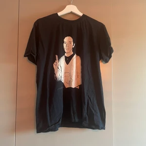 PiL t-shirt - Säljer denna åt min pojkvän. En bandtröja i fint skick, nästan aldrig använd! Tryck med John Lydon. Storlek L. Nice material 🥰