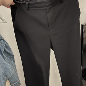 Svarta kostymbyxor  - Jättefin och sköna kostymbyxor från Lindex. Jag säljer dessa då de blev för små i midjan! Skriv vid frågor❤️