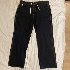 Ett väldigt oanvänt par Butter Goods Jeans, passformen är baggy och typ straight. Frakt: 59kr