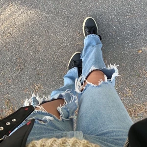 Jeans med slitningar - Supersnygga jeans med hål på knäna, används inte längre 💓 Jag är 170 och har stl 34 i vanliga fall och dem här är också 34.