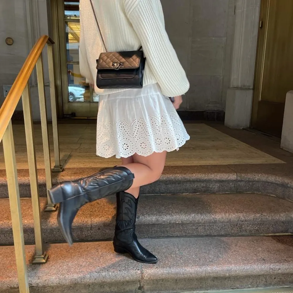 säljer mina jättefina cowboy boots från zalando. köpte de för ca 700 kr. de är bra skick på de!💗. Kengät.