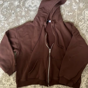 Zip hoodie från H&M brun - Fin men inte min stil längre🫶🏼 storlek S men jag skulle säga att den passar XS-M