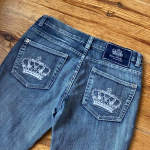 Lowrise Victoria Beckham jeans!! - Supersnygga Victoria Beckham jeans. Lowrise! Jättebra skick utan några skråmor. Strl 27 men mindre i storleken så skulle passa en strl 26. BUDA PÅ!  (säljer lite dyrare på grund av jättebra skick)