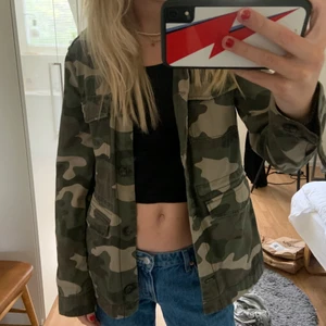 Kamouflage jacka - Kamouflage jacka från hm i stl 36💚 sitter jätte fint o i väldigt bra skick! Kontakta mig direkt om du vill köpa, pris kan diskuteras💕