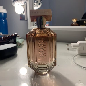 Hugo Boss the scent Private Accord parfym - Vill se vad jag kan få för min Hugo Boss the scent private accord parfym som är sparsamt använd!! Doftar jättegott! 