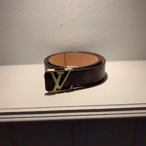 LouisVuitton bälte  - Kommer aldrig till användning så tänkte lägra priset och göra någon glad där ute, helt nytt skick, köpte för 5000 