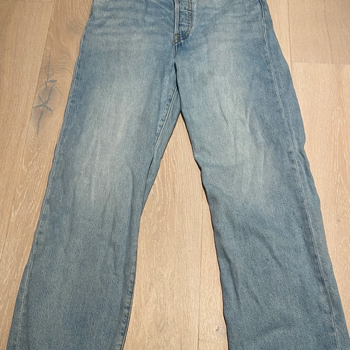 Ett par blåa Levi’s Jeans