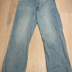 Ett par blåa Levi’s jeans i storlek W28 L27. Säljes då dom är för korta för mig.