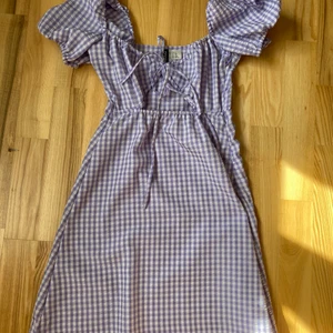 Supergullig klänning✨ - Sååå söt klänning som tyvärr inte kommer till användning. Använd 1-4 gånger!