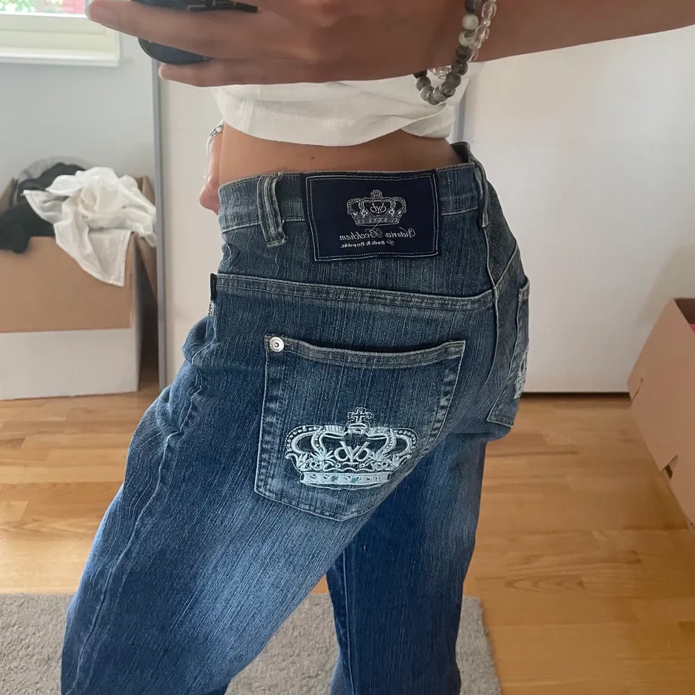 Säljer mina fina Victoria Beckham jeans i storlek 30!💘 de är lågmidjade, straight fit och i fint skick. Kontakta mig om du undrar över något!💗 Budgivning börjar på 300!  Frakt ingår ej i priset! Säljer fler jeans! Kolla min profil😋 Sålda för direktpris!. Jeans & Byxor.