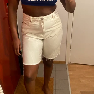 Monki vita jeans shorts storlek L - Monki Vita jeans shorts storlek L  Har använt två gånger 