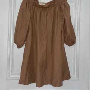 Brun klänning - Off shoulder klänning 