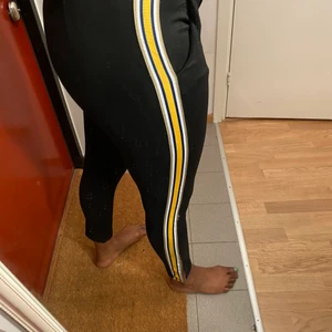 Svarta jeggings byxor storlek M - Svarta byxor , jeggings bra skick, knapp har lossnat men man kan sy en ny 