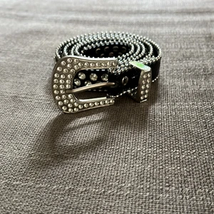 Skärp/bälte  - Säljer detta skärp/bälte med silver och kristall detaljer 