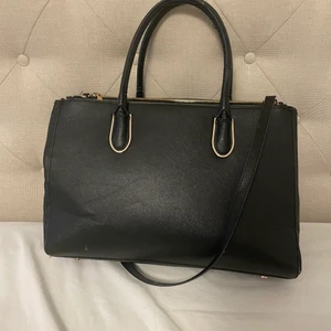 Väska - Rymlig väska från HM (nypris 400kr) den är hel men har lite små skavanker här och där men inget man riktigt tänker på  Kan fraktas mot fraktkostnad! Pris går att diskuteras vid snabb och smidig affär