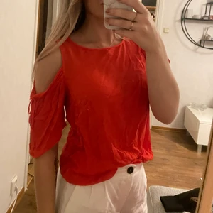 Topp - Röd topp från PIECES. Öppen i axlarna. Använd en gång tidigare. Storlek xs.
