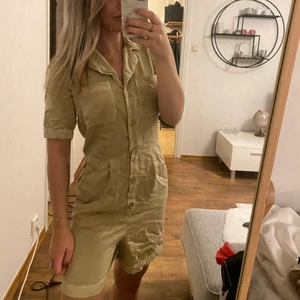 Playsuit - Brun/beige playsuit från YAS storlek xs. Aldrig använd med prislapp kvar.