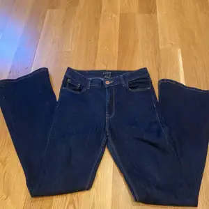Här är ett par högmidjade utsvängda LINDEX jeans är använd ett bar gånger men är i väldigt bra skick. Om man vill ha fler bilder är det bara att fråga. man får gärna buda om man vill.