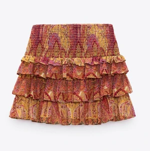 Zara volang kjol  - DEN FINNS KVAR! Säljer denna jätte trendiga volang kjolen från zara då den satt lite tajt derför är den helt oanvänd! Ifall många blir intresserade blir det budgivning! Köparen står för frakten💕💕