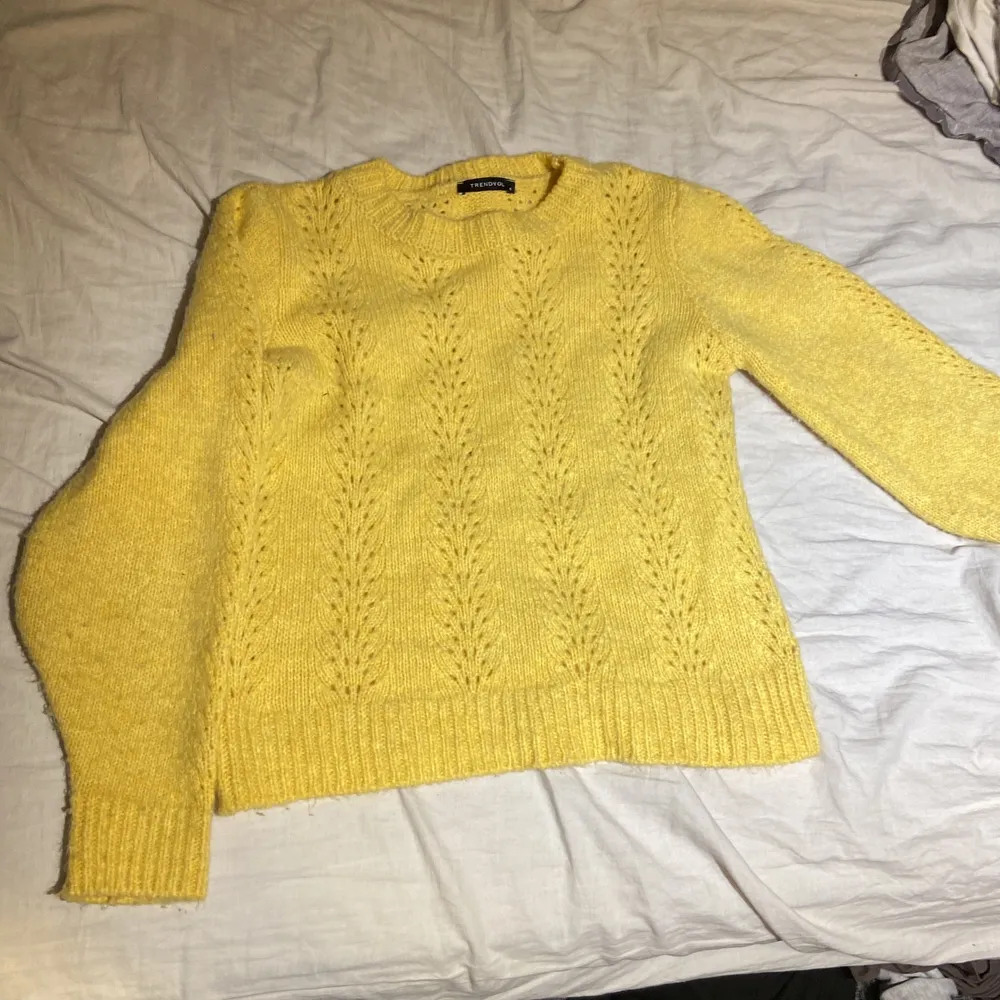 En gul och mysig tröja!💛✨ som passar perfekt nu när vintern börjar närma sig! Hör av er om de finns intresse😁. Stickat.