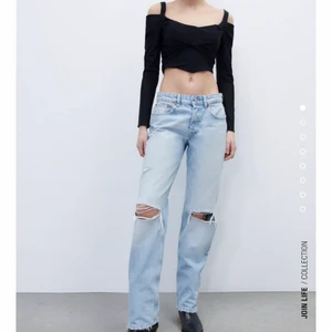 Straight mid zara jeans  - Ett par jätte snygga nya jeans från zara som är straight & mid Waist. Köpta för 359, säljer för 199 kr💗Lappar kvar 