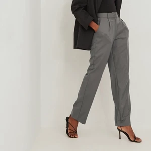 grå kostymbyxor  - jätte snygga kostymbyxor från nakd. använda fåtal gånger. modellen på bilden är 177, men sitter bra på mig som är 170 också! 💞hör av dig vid intresse 