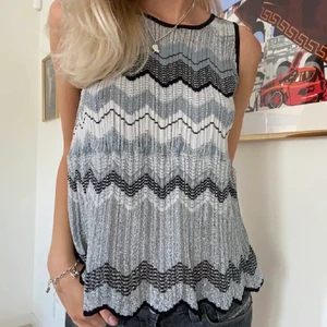Missoni liknande topp!😻🌟 - Säljer denna så snygga Missoni liknande tröjan!😍👌🏻 Köpt här på Plick och bilderna är även lånade från henne! Endast testad och passade inte riktigt mig i smaken☺️