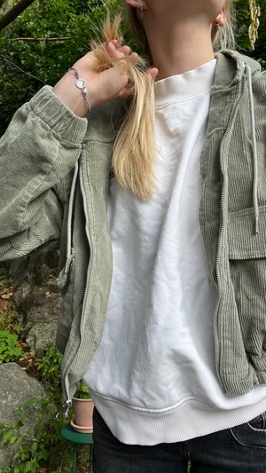 Super snygg jacka från Only!!😍👌🏻 - Så snygg grön Manchester jacka från ONLY!😍 Sitter super snyggt och passar mycket.💕