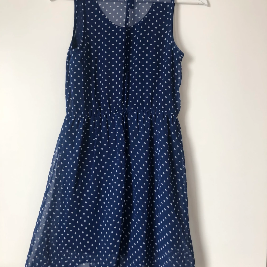 Prickig blå klänning med underkjol  - 91