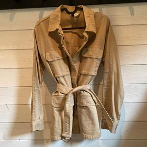 Säljer denna overcoat i beige, materialet är lite tjockare  och påminner om jeansmaterial 💕 Den har både knappar & ett skärp man kan knyta runt midjan!! Superbra skick verkligen!! 💗