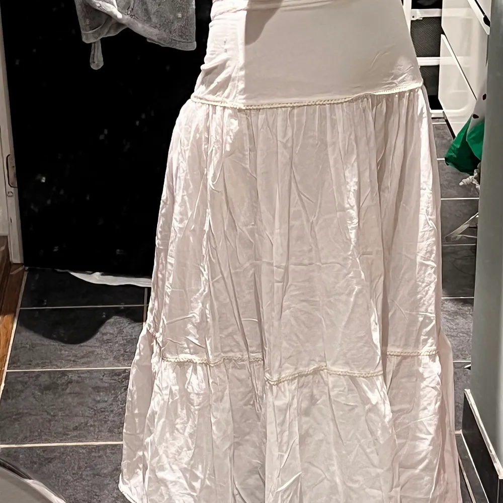Säljer min vita lågmidjade kjol. Älskar den 🤍 Den har guldiga fina detaljer på ”volangerna” eller det kan kallas. Storlek 36. Märket är det danska DAY Birger et Mikkelsen. Pruta gärna  ❤️‍🔥. Kjolar.