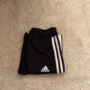 Träningsbyxor från adidas  - Adidas byxor med stripes, andvända ca 10 gånger.