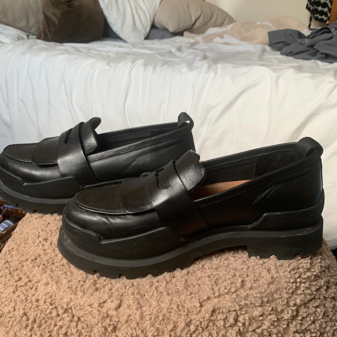 Svarta loafers med hög sula  - 90