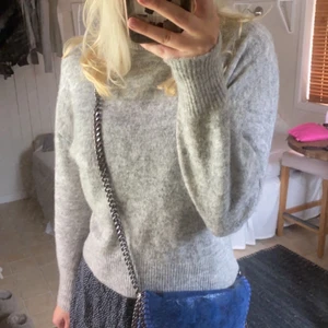 Stickad tröja - Jättesnygg grå stickad tröja! Den har slits på båda sidorna och är lite längre där bak. Sticks lite men inget jag tänkt på.