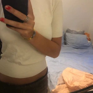 Kort stickad!! - Ah den finaste vita mjuka stickade tröjan från Zara! Väldigt populär och trendig! Använd ca 2 gånger ❤️