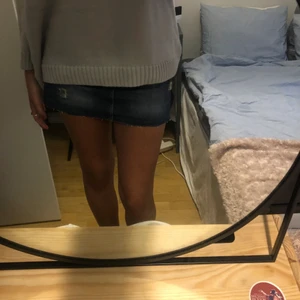 Lågmidjade jeanskjol!  - Den snyggaste mörkblåa lågmidjade kjolen!! Perfekt till hösten och passar en s-m ❤️