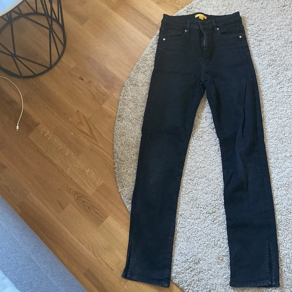 Säljer mina fina svarta jeans ifrån Young Gina, säljer då dem är för korta, fint skick. Original pris 399kr, tvättas såklart innan dem skickas! <3. Jeans & Byxor.