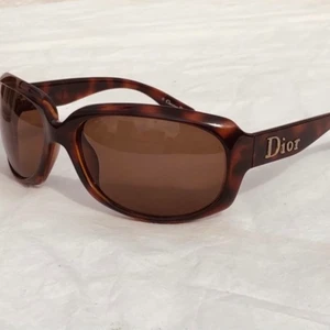 Dior solglasögon  - Säljder dessa skit snygga dior solgalsögon. Köpt dom på vestiaire collective, sista bilden visar att vestiaire har kollat och godkänt äktheten på glasögonen, så dom är äkta. Säljer pågrund av att jag inte fått någon användning av dom än 💗💗