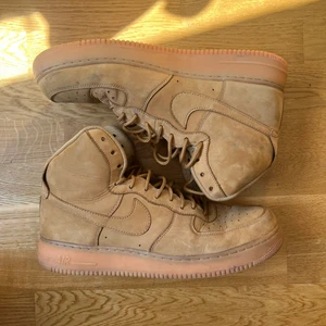 Nike air force 1 mid ’07 wb  - Säljer ett par  NIKE AIR FORCE 1 MID '07 WB  Skorna är använda få tal gånger. De finns lite smuts på skorna men som såklart går att tvätta bort. Bra skick annars och väldigt sköna. 🥰 Nypris 1595. 