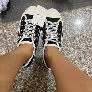 Dior skor - Säljer dessa dior sneakers som inte kommer till användning. Är i bra skick, inga skambud! 