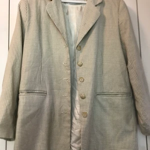 Vintage blazer - Superfin blazer i beige och grön färg. Fint skick, passar oversized på mig.
