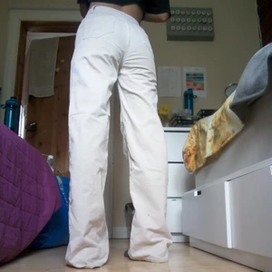 Cream vita high waisted Manchester byxor - (⚠️ TRYCK INTE på köp direkt ⚠️) Snygga baggy Manchester byxor som är i strl 34💞 jag är 167 cm på bilden vid flera frågor eller bilder skriv privat 💞 
