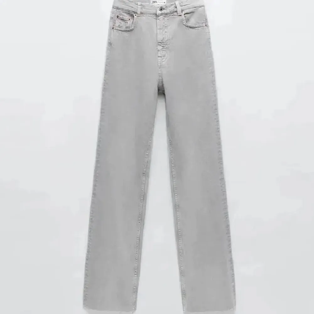 Gråa jeans från zara i storlek 36. Jeans & Byxor.