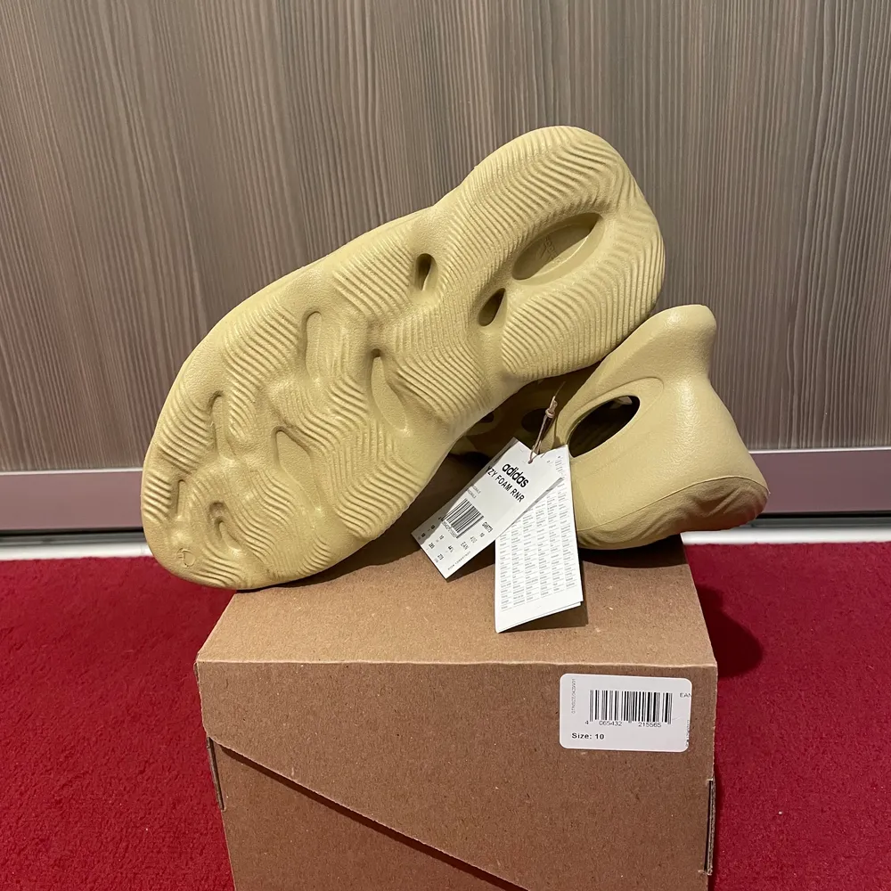 WTS Yeezy foam RNNR Storlek: 44,5 Condition: DS/oanvända. Skor.