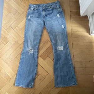 jeans - levis jeans som inte finns kvar i butik längre och är väldigt sällsynta dom är jättesnygga och bra skick 