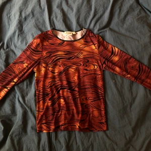 Långärmad tröja - Skitcool långärmad och lite glittrig tröja i lite y2k stil 💗