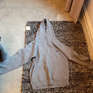 Hoodie  - 2 Hoodie grön från Gina och den grå frn brandy 